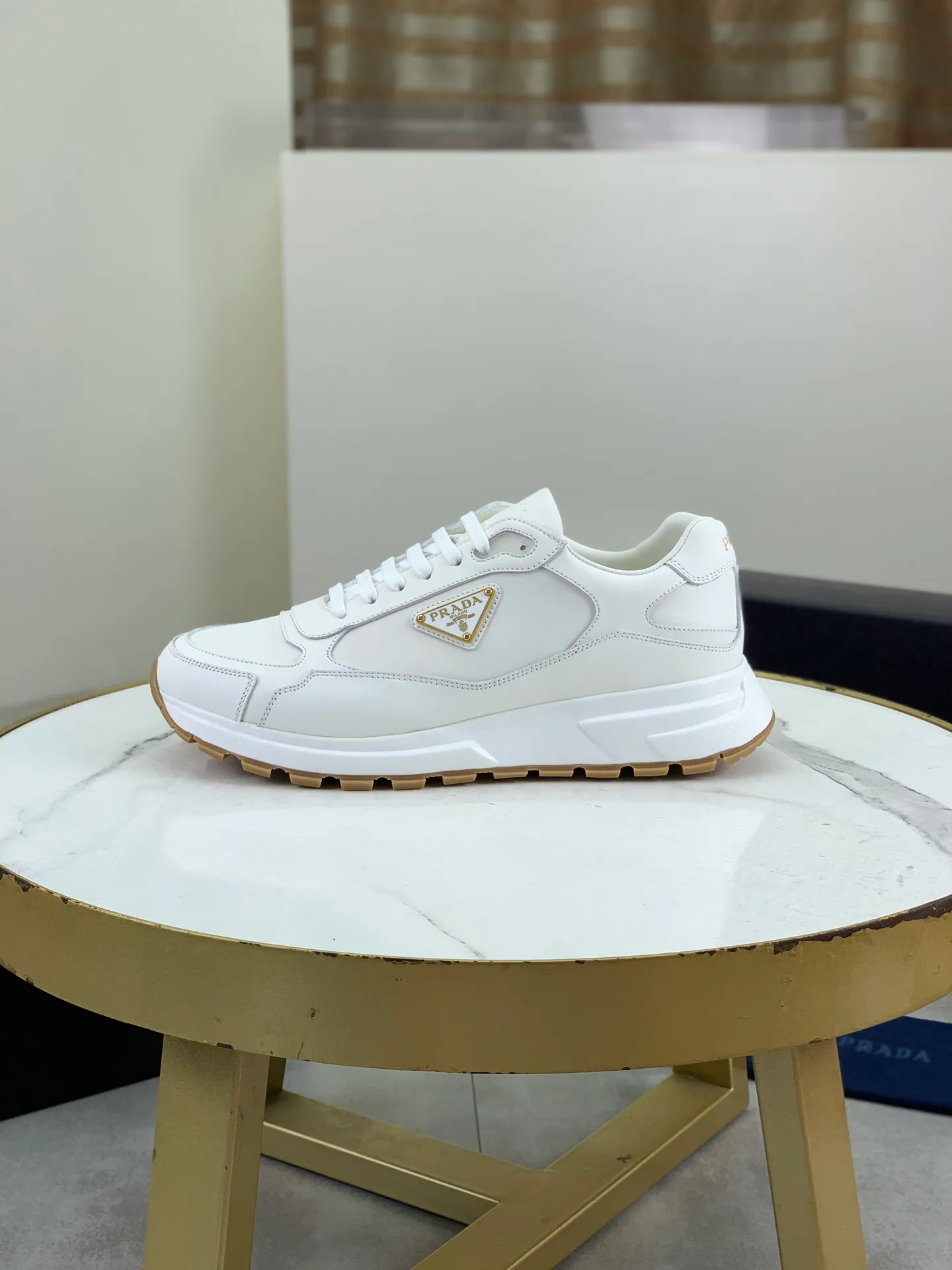 Factory price P680, top version, original order PRADA Prada's new casual sports shoes, original purchase, development and production, Prada men's classic series, technical breathable fabrics with cowhide, casual sports shoes, casual shoes, sports dad shoes, combined with high-tech breathable materials and cowhide, P's exclusive button decoration on the side. The outsole is full of P italic design and bright colors to show vitality and continue the brand design inspiration. Stroll around the city lightly and feel free and comfortable. Exquisite packaging at the delivery counter 🛍📦 ▪️Fabric: Original customized pebbled calfskin ▪️Inner lining: Cowhide lining ➕Cowhide feet ▪️Outsole: Mold evacuated PU+TPU material ▪️Sole thickness: 3.5CM ▪️Size: Men's 39-45 (38 46 can be customized) 2️⃣ colors available